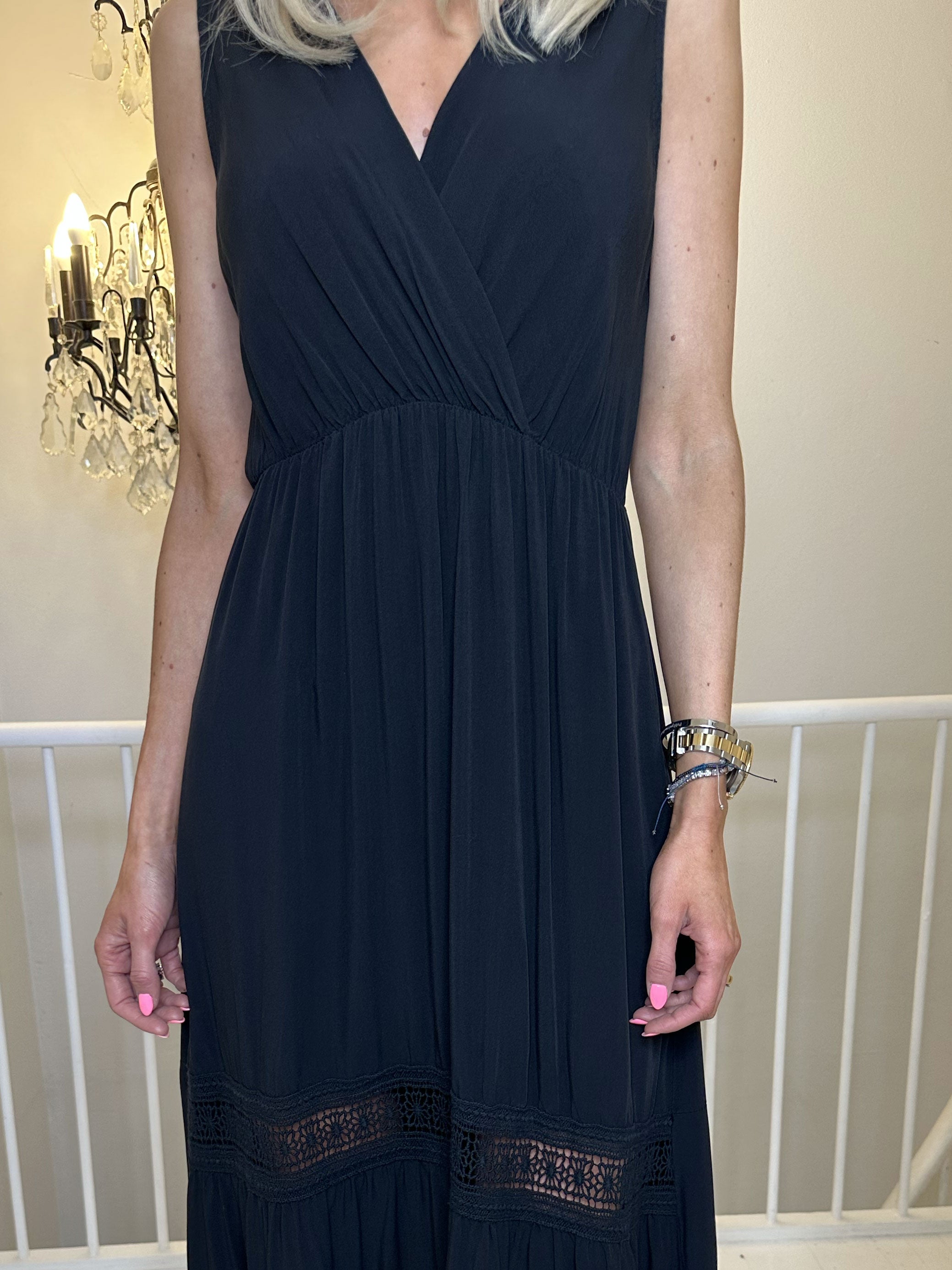 Charlie - Lang smuk sommerkjole med v-udskæring og ryg